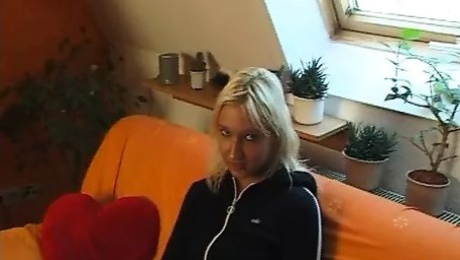 Blondes Teen rekelt sich das erste mal vor der Kamera