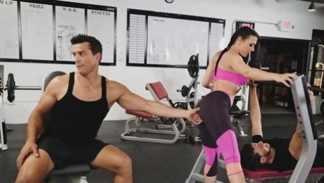 Workout gets Rachel Starr all horny so she spreads her legs for a muscle guy